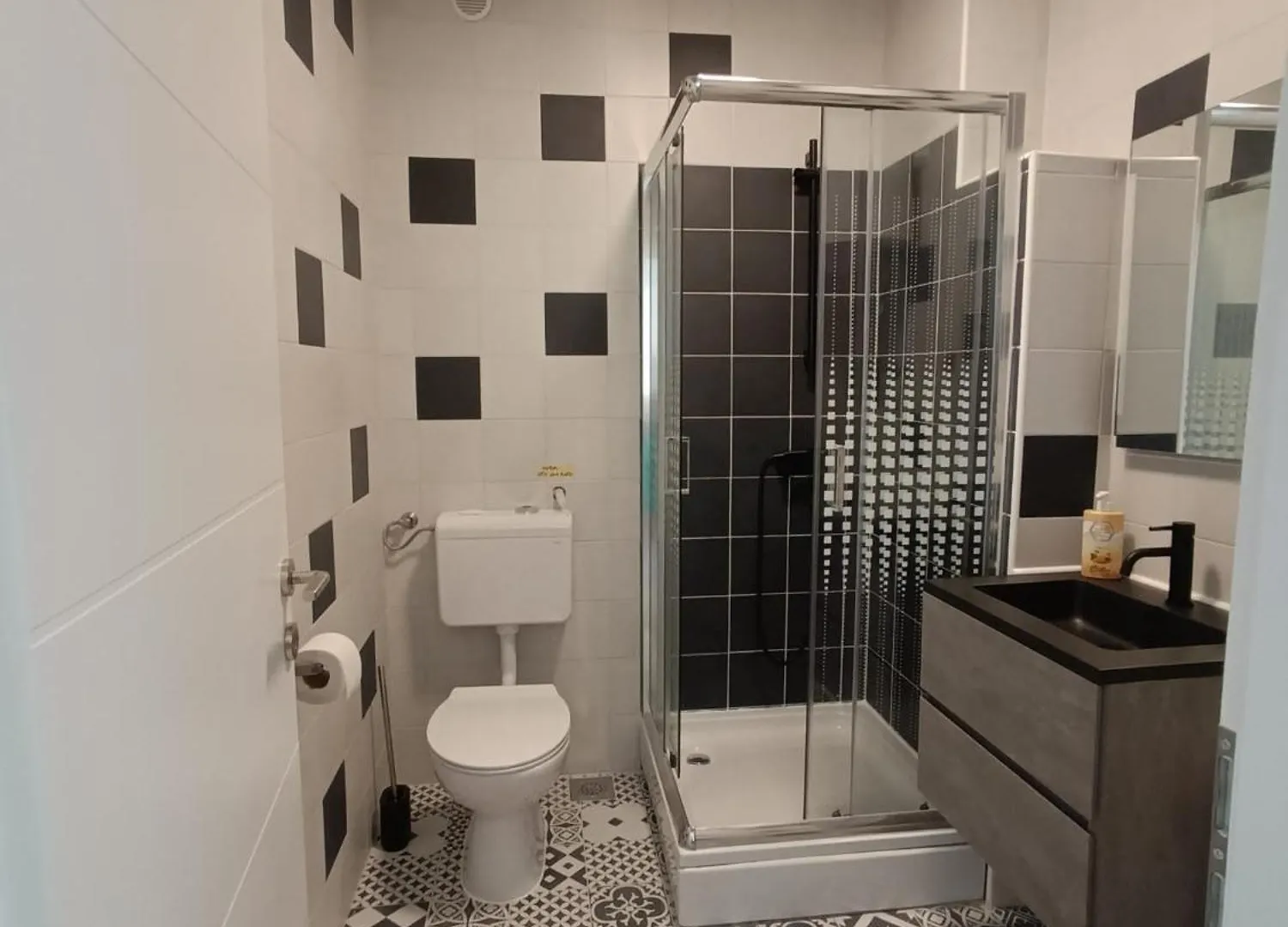 Apartments Matosevic-Pag باغ