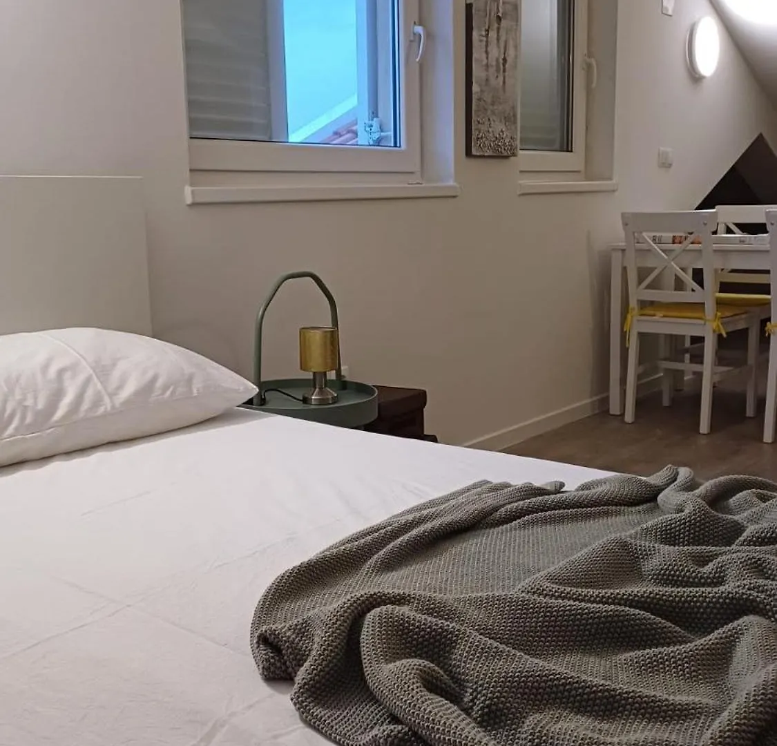 Apartments Matosevic-Pag باغ