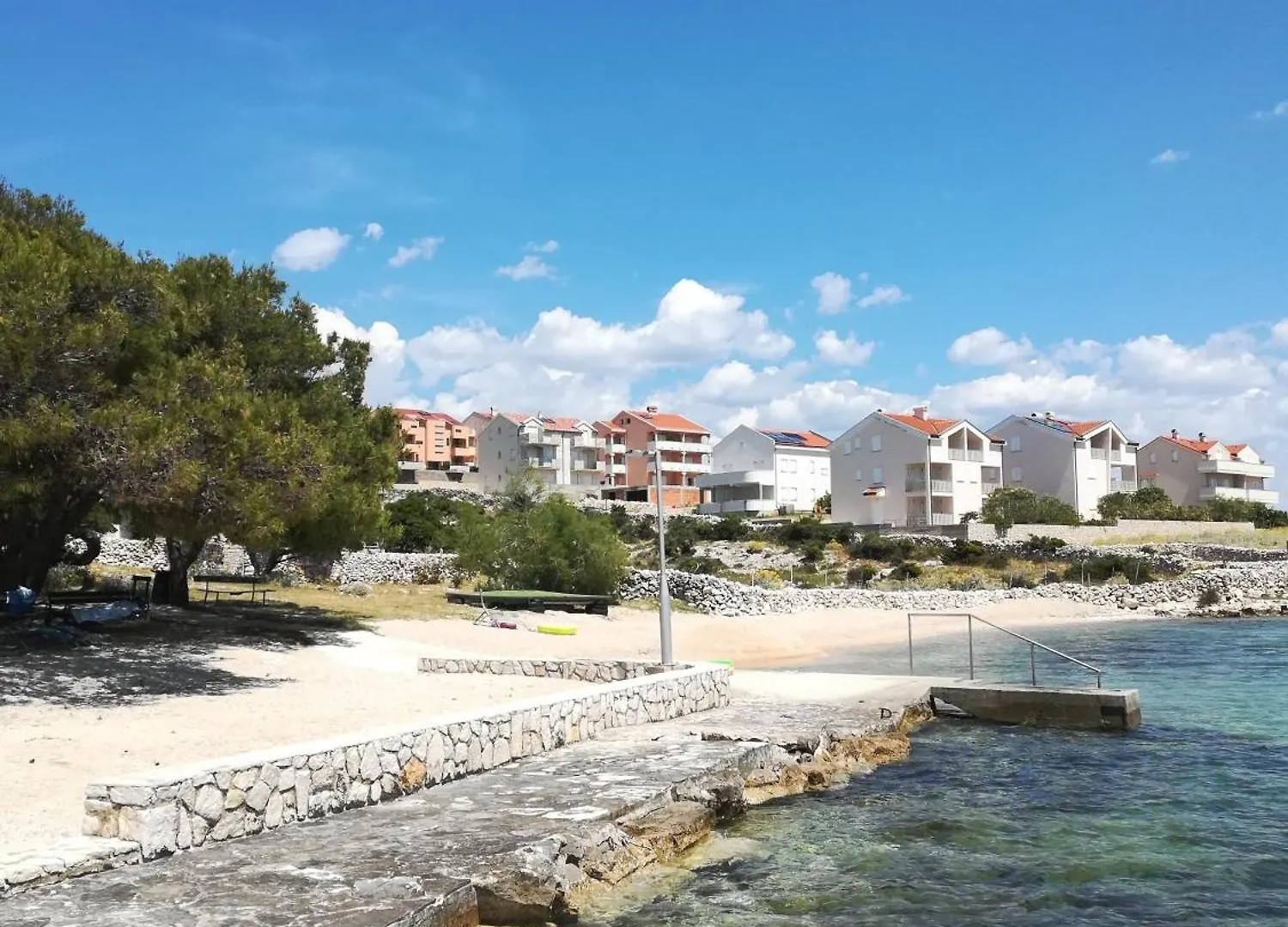 Apartments Matosevic-Pag باغ