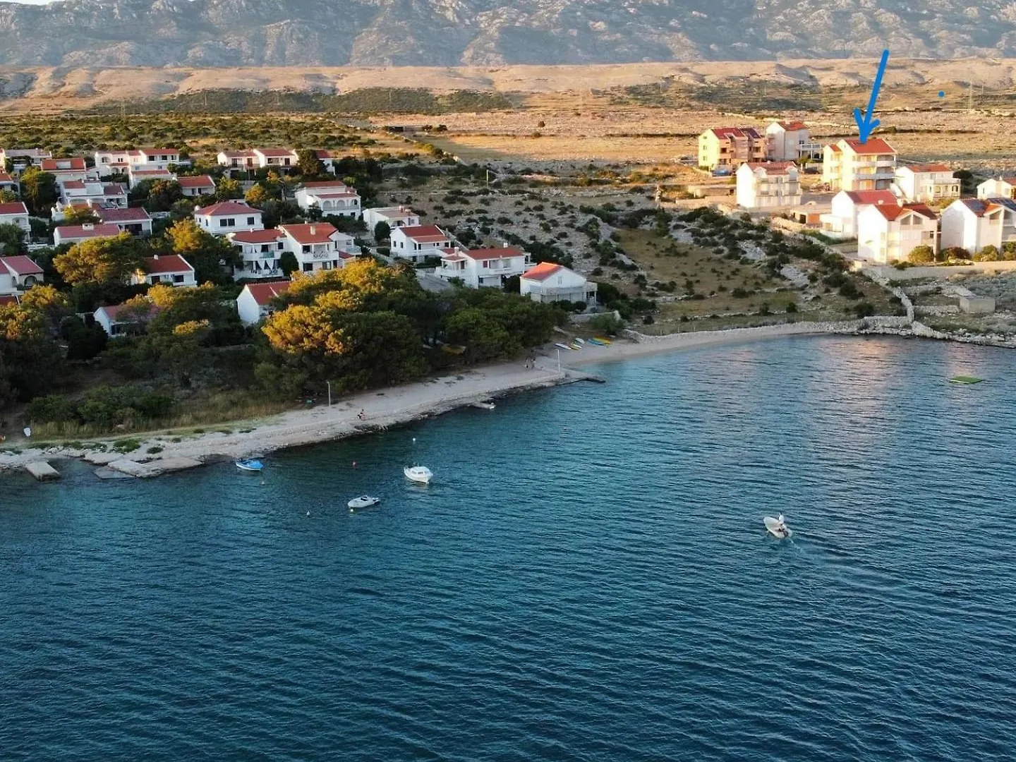Apartments Matosevic-Pag باغ