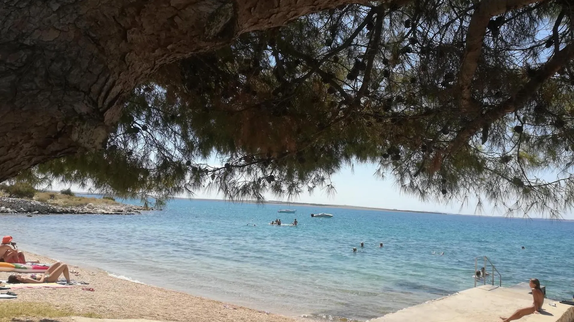 Apartments Matosevic-Pag باغ