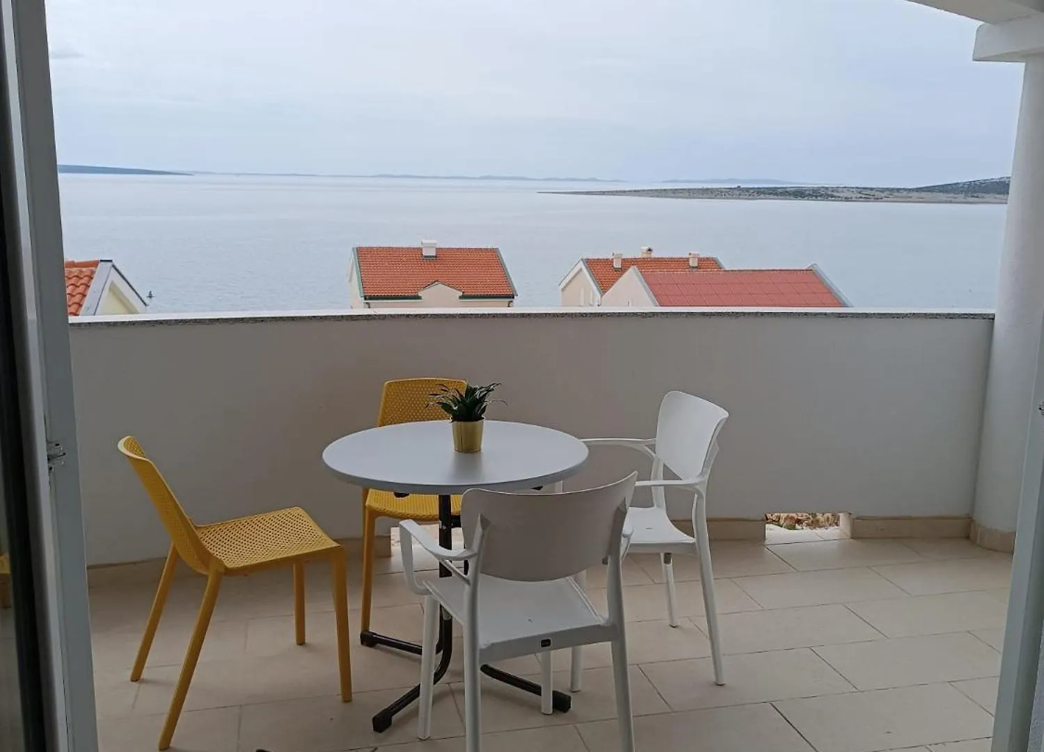 Apartments Matosevic-Pag باغ