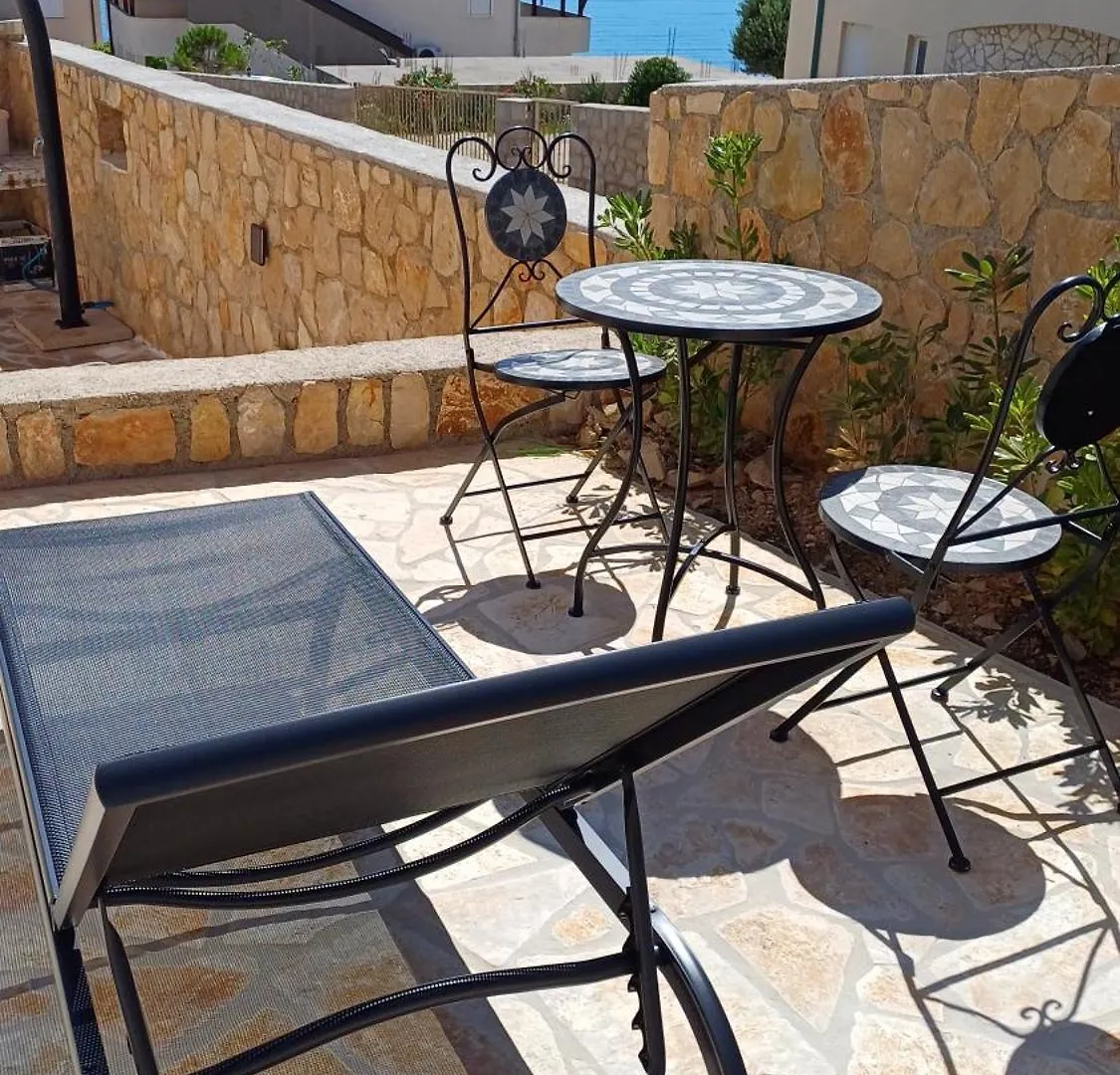 Apartments Matosevic-Pag باغ