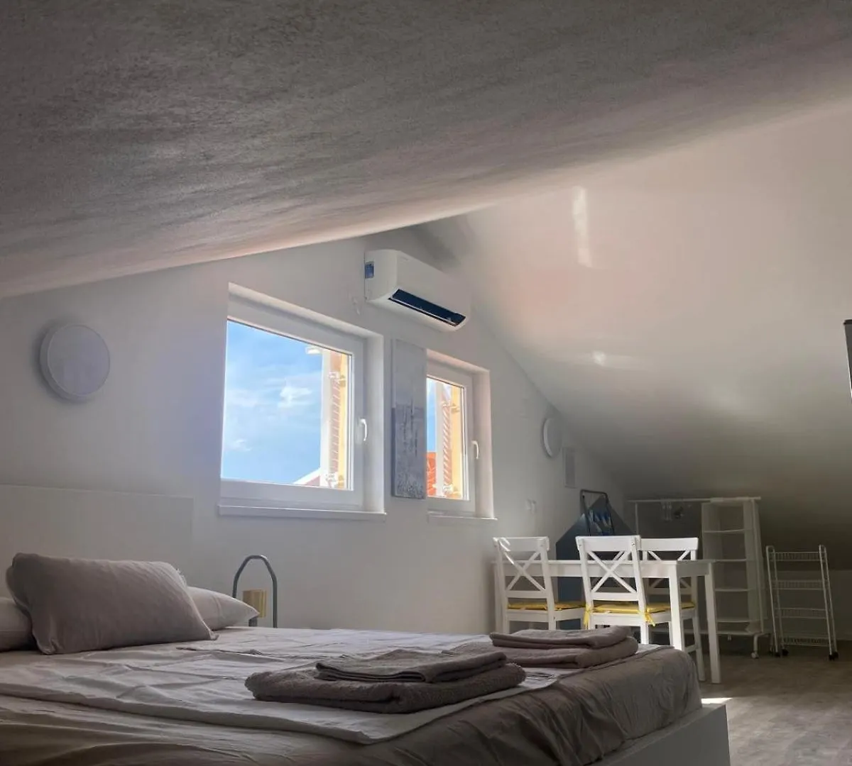 Apartments Matosevic-Pag باغ