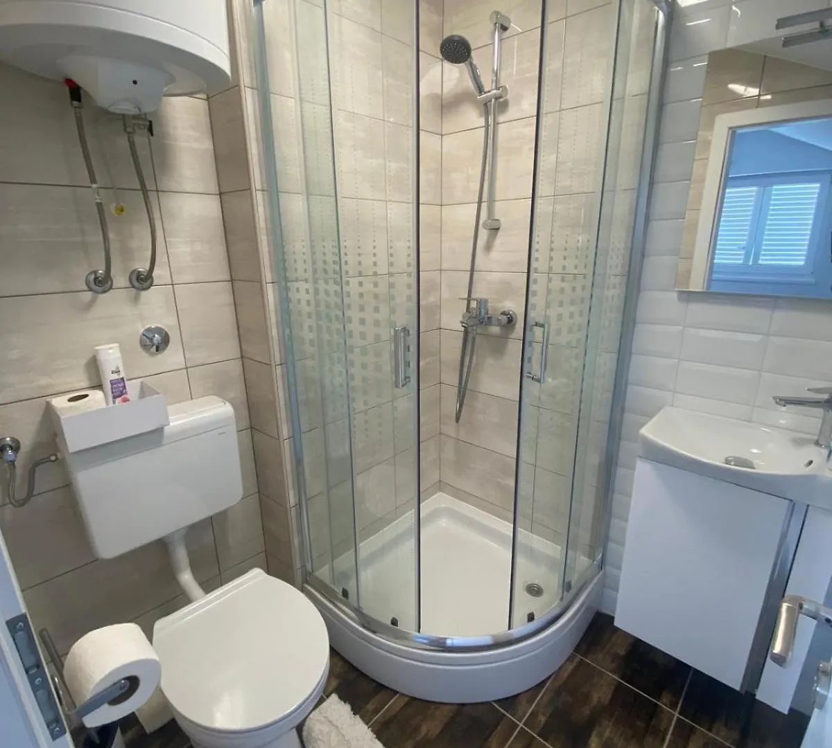Apartments Matosevic-Pag باغ