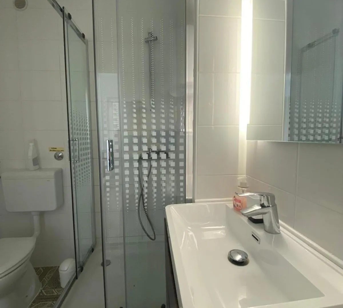Apartments Matosevic-Pag باغ