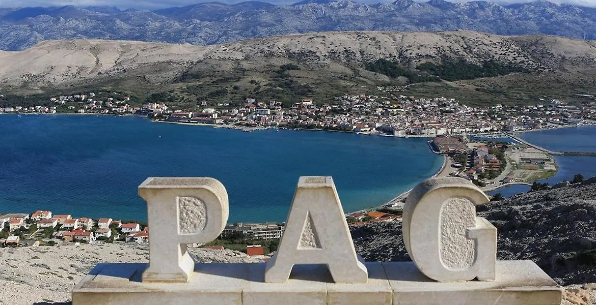 Apartments Matosevic-Pag باغ